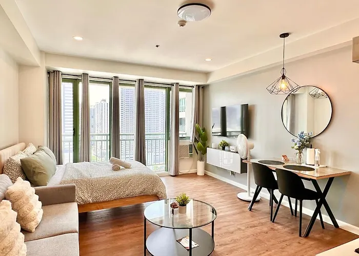 Modern Deluxe Staycation In Soho Central, Queen Bed, Netflix, Free Access To Pool * Manila