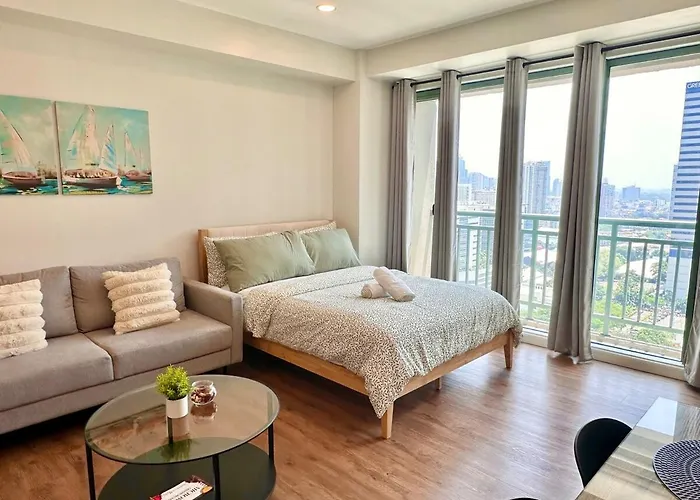 Modern Deluxe Staycation In Soho Central, Queen Bed, Netflix, Free Access To Pool * Manila