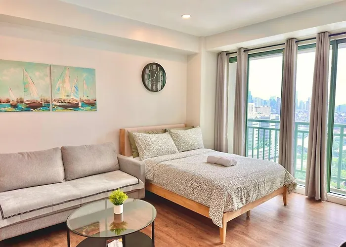 Modern Deluxe Staycation In Soho Central, Queen Bed, Netflix, Free Access To Pool Apartment