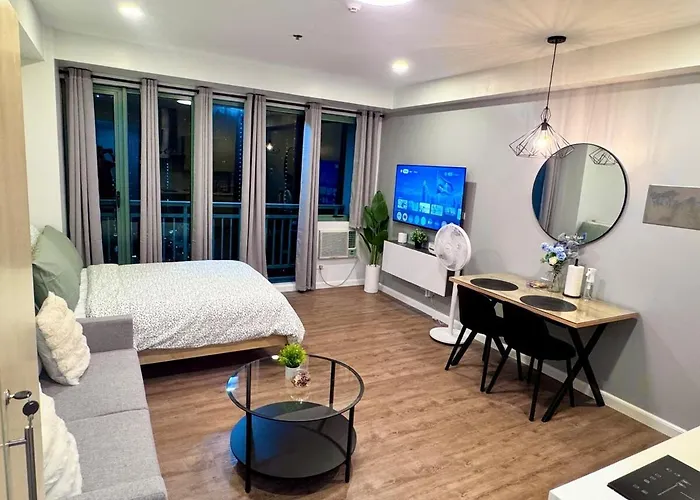 Modern Deluxe Staycation In Soho Central, Queen Bed, Netflix, Free Access To Pool Manila