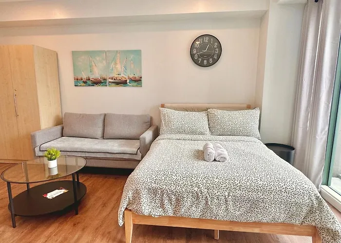 Modern Deluxe Staycation In Soho Central, Queen Bed, Netflix, Free Access To Pool Apartment