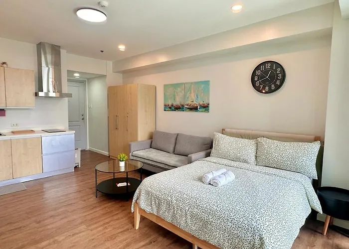 Modern Deluxe Staycation In Soho Central, Queen Bed, Netflix, Free Access To Pool * Manila