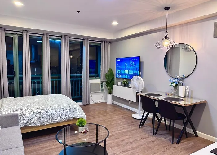 Modern Deluxe Staycation In Soho Central, Queen Bed, Netflix, Free Access To Pool *