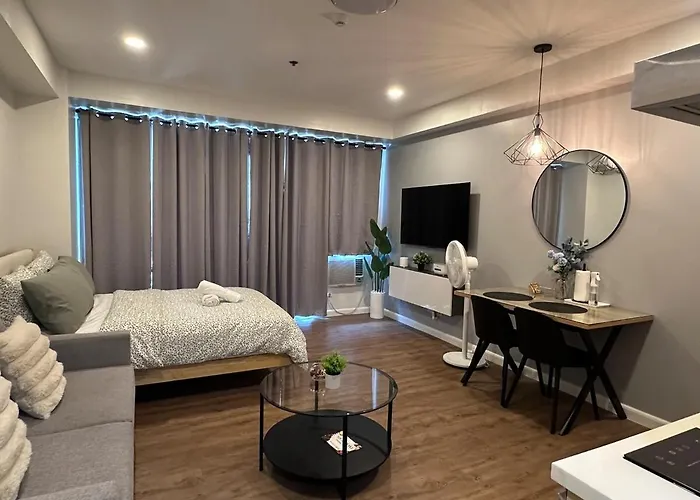 Modern Deluxe Staycation In Soho Central, Queen Bed, Netflix, Free Access To Pool * Manila