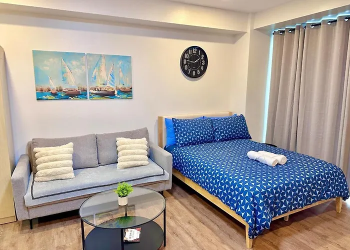 Modern Deluxe Staycation In Soho Central, Queen Bed, Netflix, Free Access To Pool