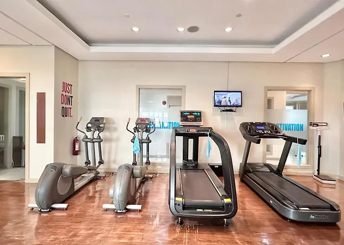 Modern Deluxe Staycation In Soho Central, Queen Bed, Netflix, Free Access To Pool * Manila