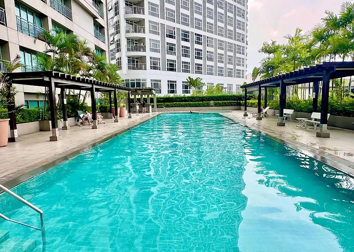 Modern Deluxe Staycation In Soho Central, Queen Bed, Netflix, Free Access To Pool Apartment