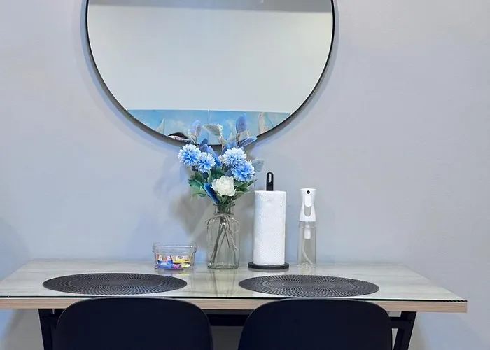 Modern Deluxe Staycation In Soho Central, Queen Bed, Netflix, Free Access To Pool *