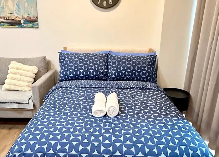 Modern Deluxe Staycation In Soho Central, Queen Bed, Netflix, Free Access To Pool *