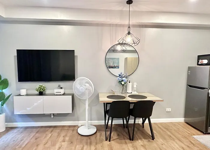 Modern Deluxe Staycation In Soho Central, Queen Bed, Netflix, Free Access To Pool