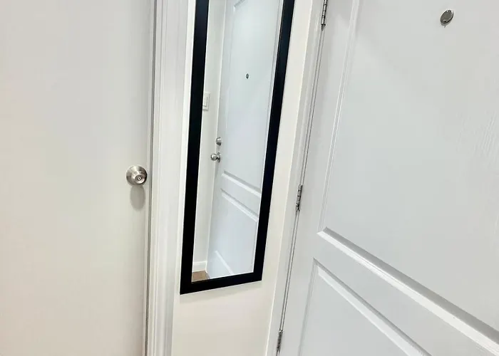Modern Deluxe Staycation In Soho Central, Queen Bed, Netflix, Free Access To Pool * Manila