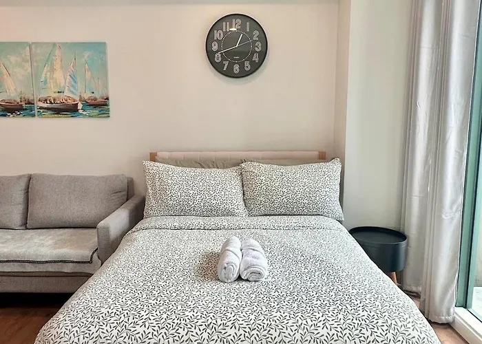 Modern Deluxe Staycation In Soho Central, Queen Bed, Netflix, Free Access To Pool