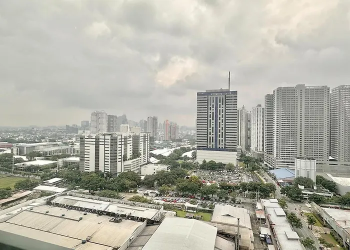 Modern Deluxe Staycation In Soho Central, Queen Bed, Netflix, Free Access To Pool Manila