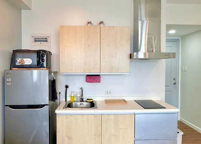 Modern Deluxe Staycation In Soho Central, Queen Bed, Netflix, Free Access To Pool Apartment Manila
