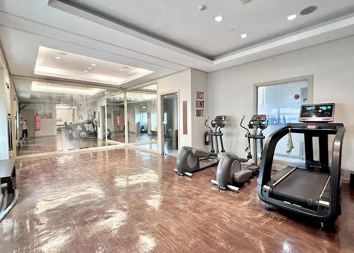 Modern Deluxe Staycation In Soho Central, Queen Bed, Netflix, Free Access To Pool * Manila