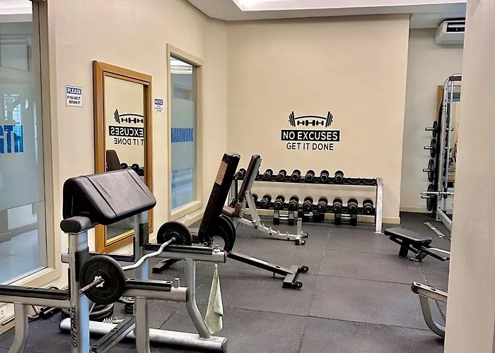 Modern Deluxe Staycation In Soho Central, Queen Bed, Netflix, Free Access To Pool Apartment *