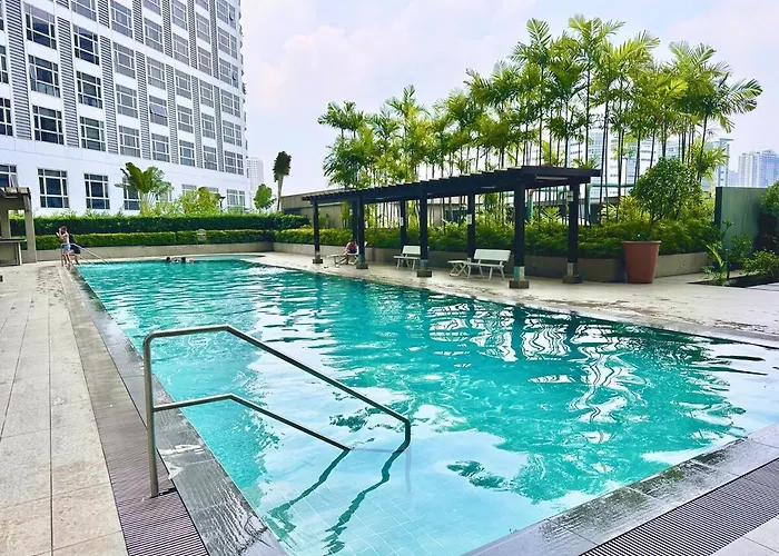 Modern Deluxe Staycation In Soho Central, Queen Bed, Netflix, Free Access To Pool Manila
