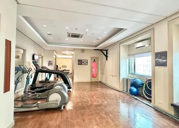 Modern Deluxe Staycation In Soho Central, Queen Bed, Netflix, Free Access To Pool Apartment