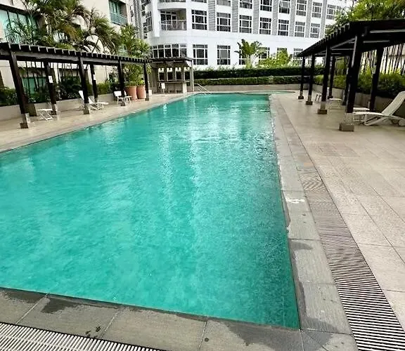 Modern Deluxe Staycation In Soho Central, Queen Bed, Netflix, Free Access To Pool * Manila