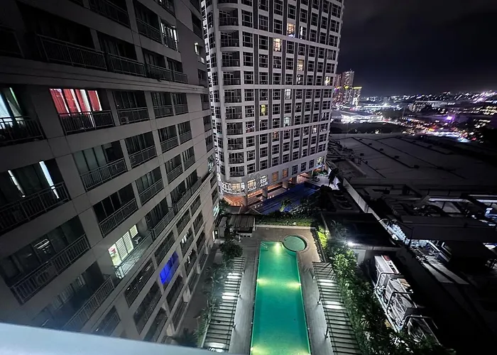Modern Deluxe Staycation In Soho Central, Queen Bed, Netflix, Free Access To Pool Apartment *